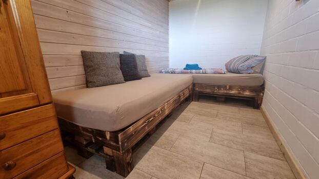 Schlafzimmer mit zwei Einzelbettern