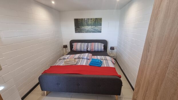 Schlafzimmer mit Doppelbett