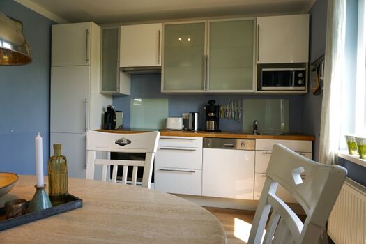 und gut ausgestatteter Küche