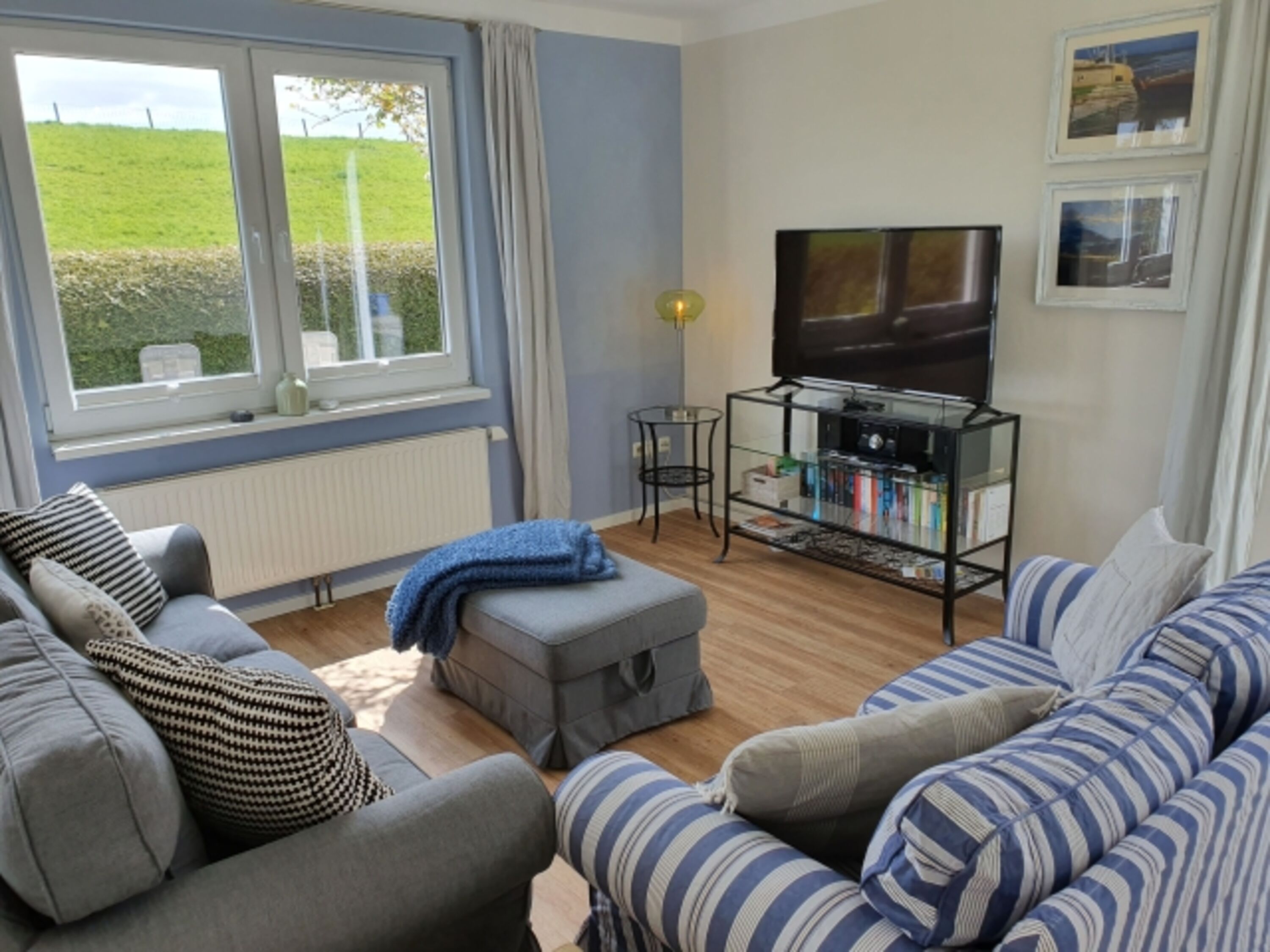 Wohnzimmer mit Ausblick auf den Deich