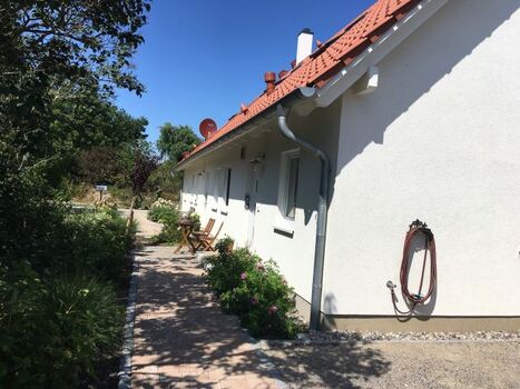 liebevoll bepflanzter Vorgarten 