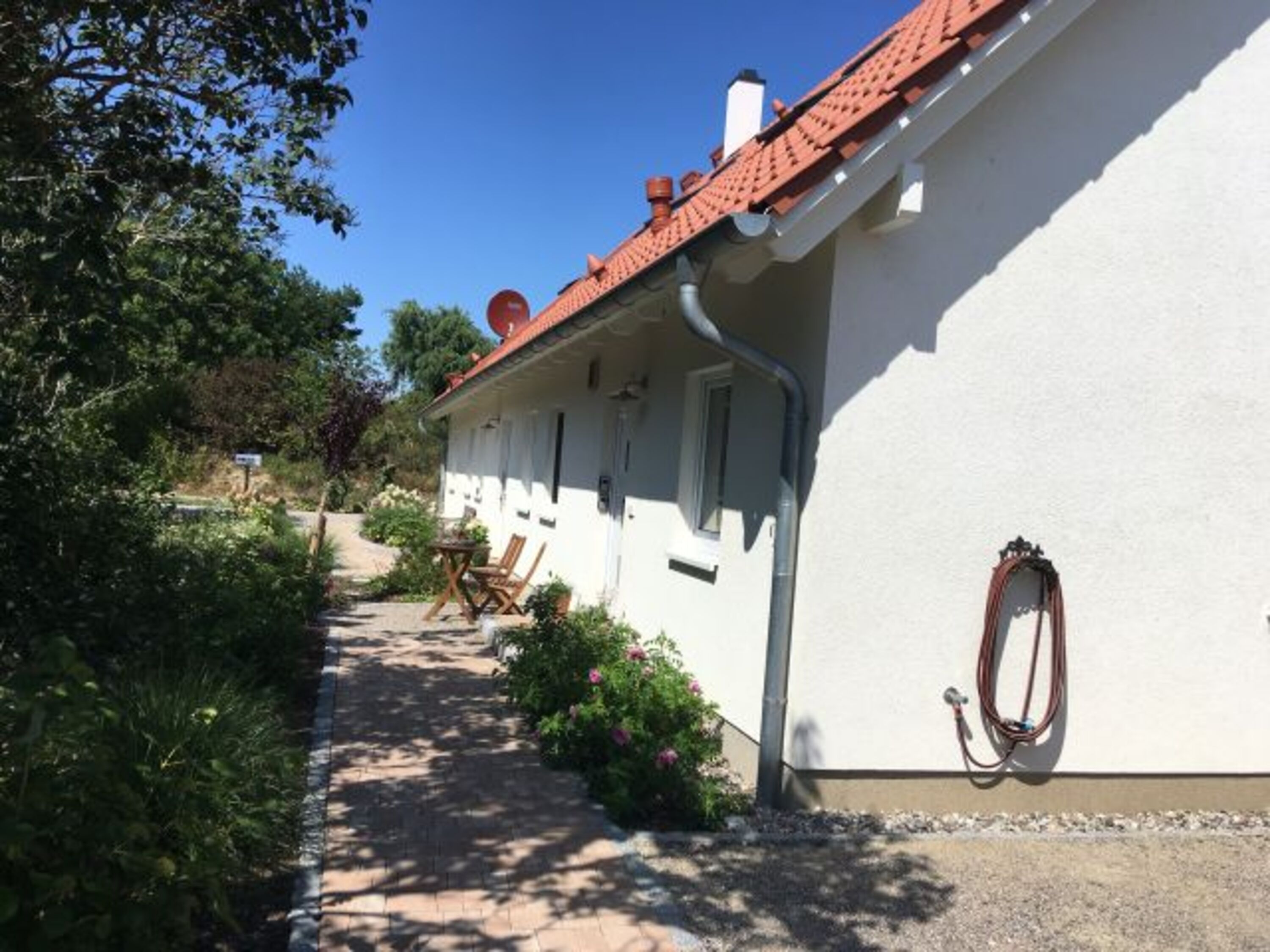 liebevoll bepflanzter Vorgarten 