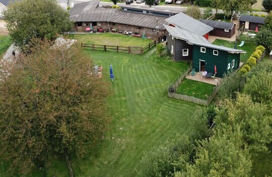 Blick auf den Gemeinschaftsgarten und den Garten von Haus Lupo (rechts im Bild)