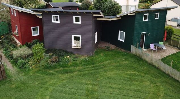 Blick auf die Häuser Merlin, Laika und Lupo (v.l.n.r.)