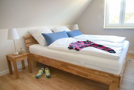 Schlafzimmer eins (Bettgröße 180 x 200 cm)
