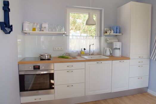 Rundum ausgestattete Küche