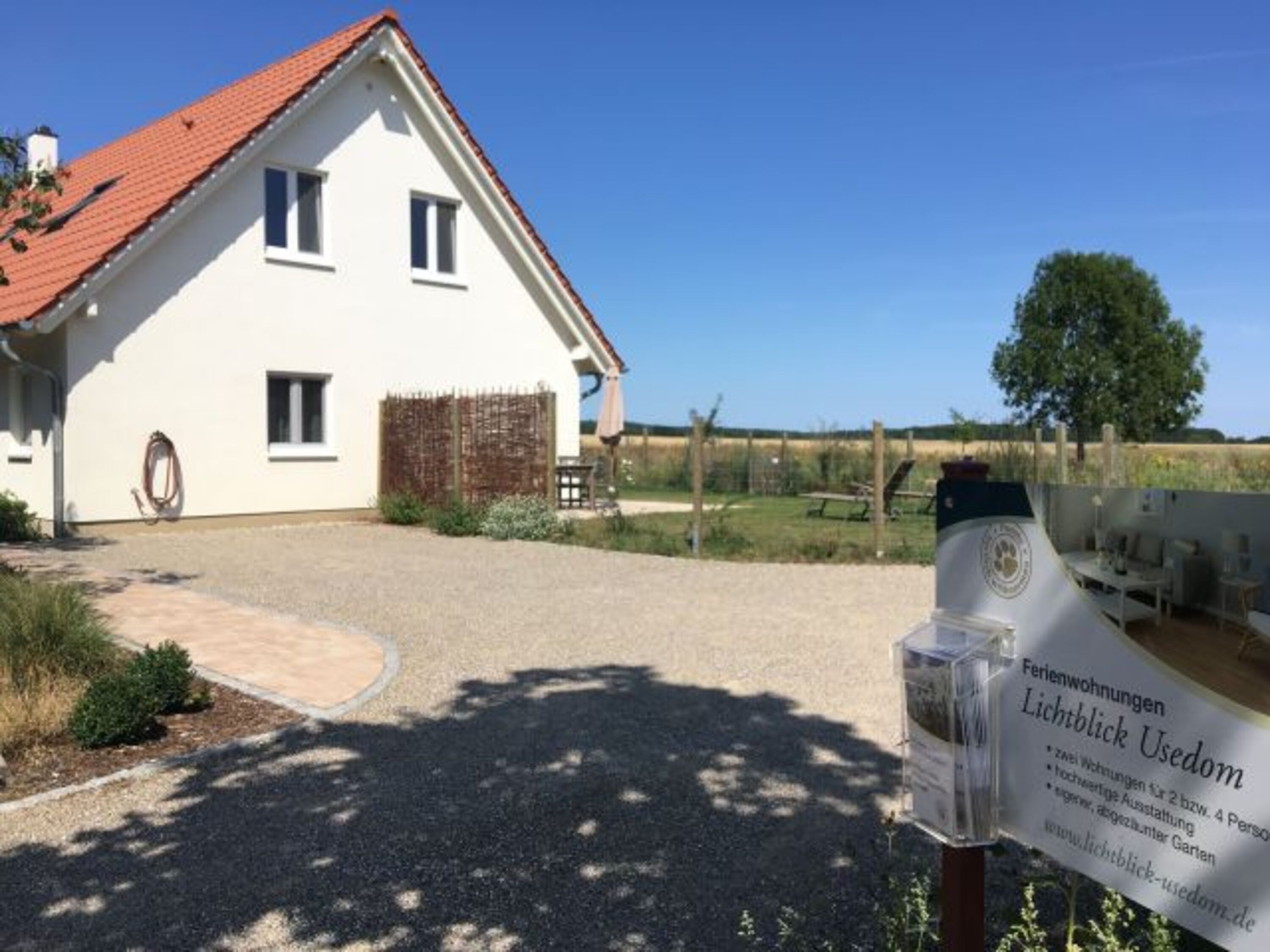 großzügige Parkflächen direkt am Haus