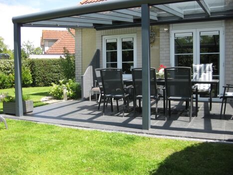 Tolle Terrasse die man auch bei nicht so guten Wetter nutzen kann.