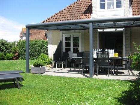 Glasüberdachung mit Beschattung und Licht