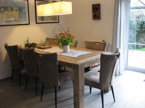 2,20m Esstisch mit bequemen Stühlen, daneben der Ausgang auf die Terrasse