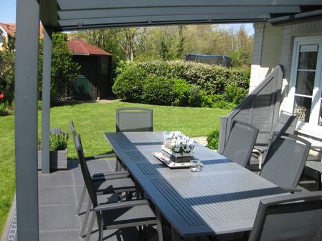 Große überdachte Terrasse