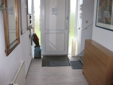 Vom Flur führt die Treppe  zum 2 Bad und den 3 DZ