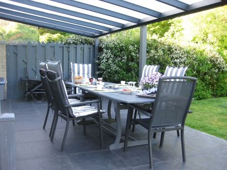  Es gibt 5 Liegen und einen Holzkohle-Grill.