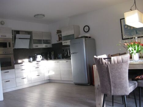 vorhanden: Backofen- Mikrowelle Spülmaschine 2 Kaffeemaschinen.