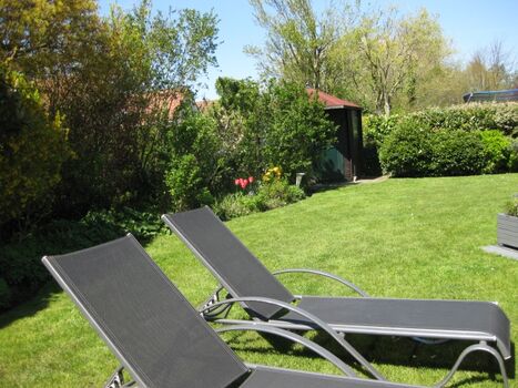 Der ganz eingewachsene sonnige Garten bietet  Entspannung pur.