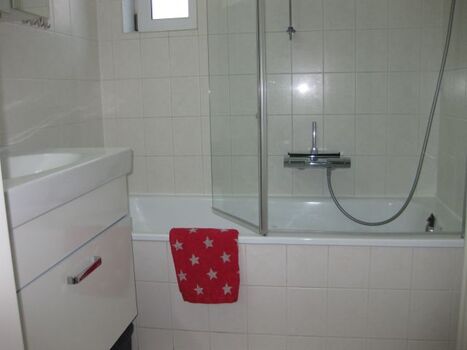 EG. Wannenbad  mit  Dusch-Vorrichtung  und Fenster  