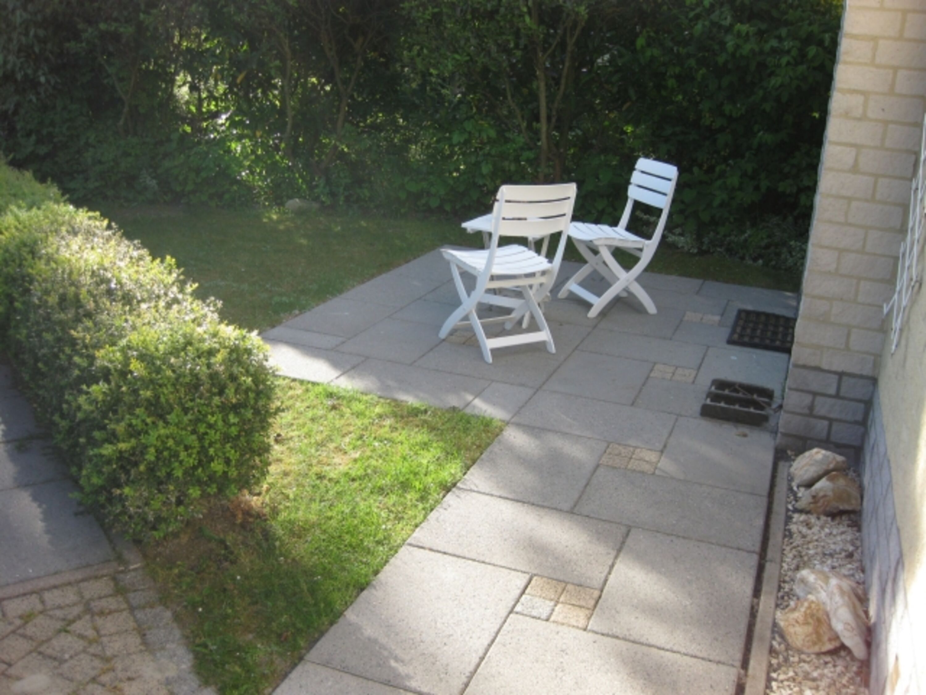 Kleine Terrasse vorne mit Morgensonne