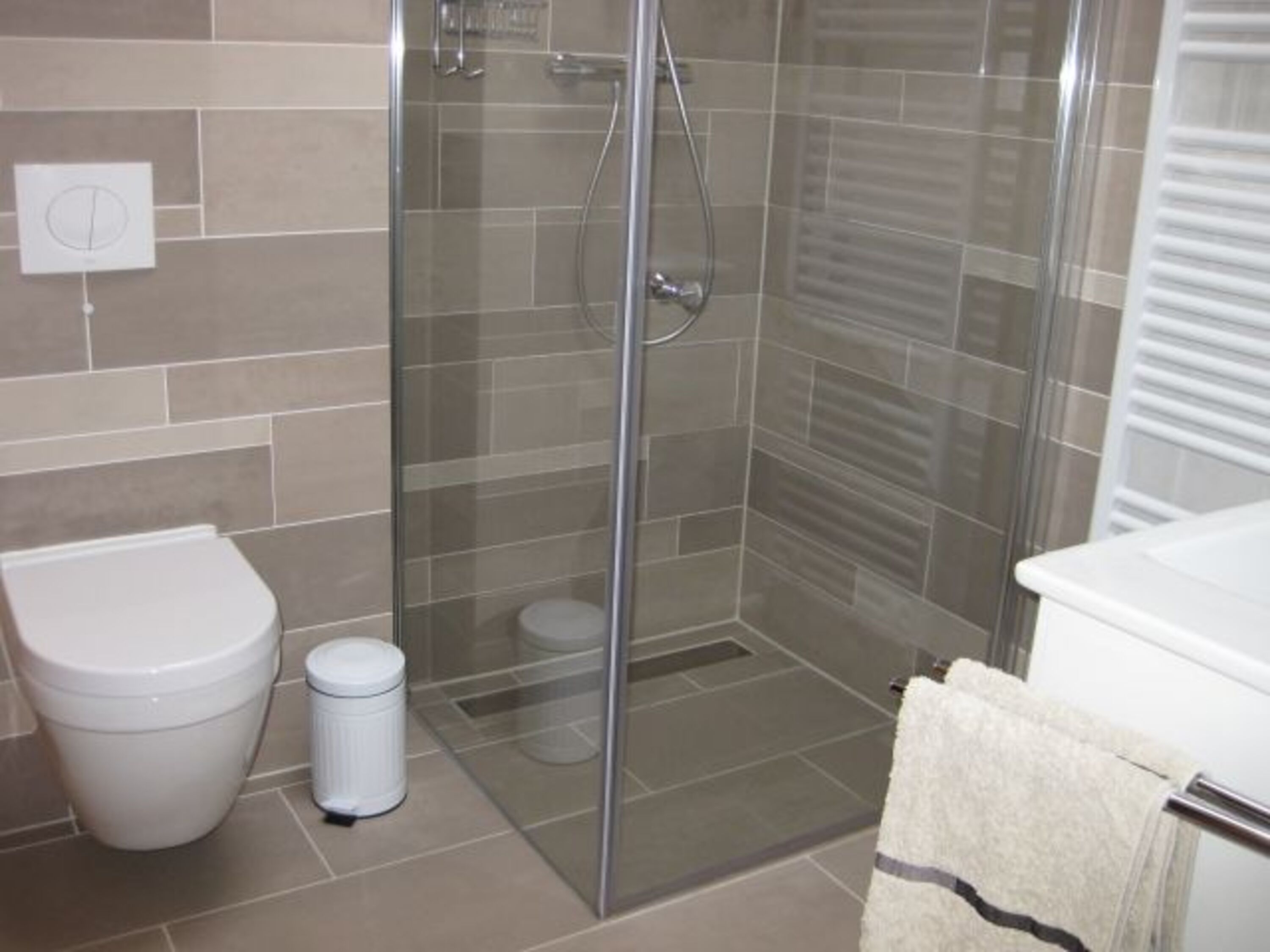 OG. Bad mit bodengleicher Dusche mit einer Dachkuppel zum öffnen sowie der Zugang zur finnischen Sauna