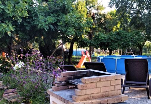 Kleine pool und Barbecue