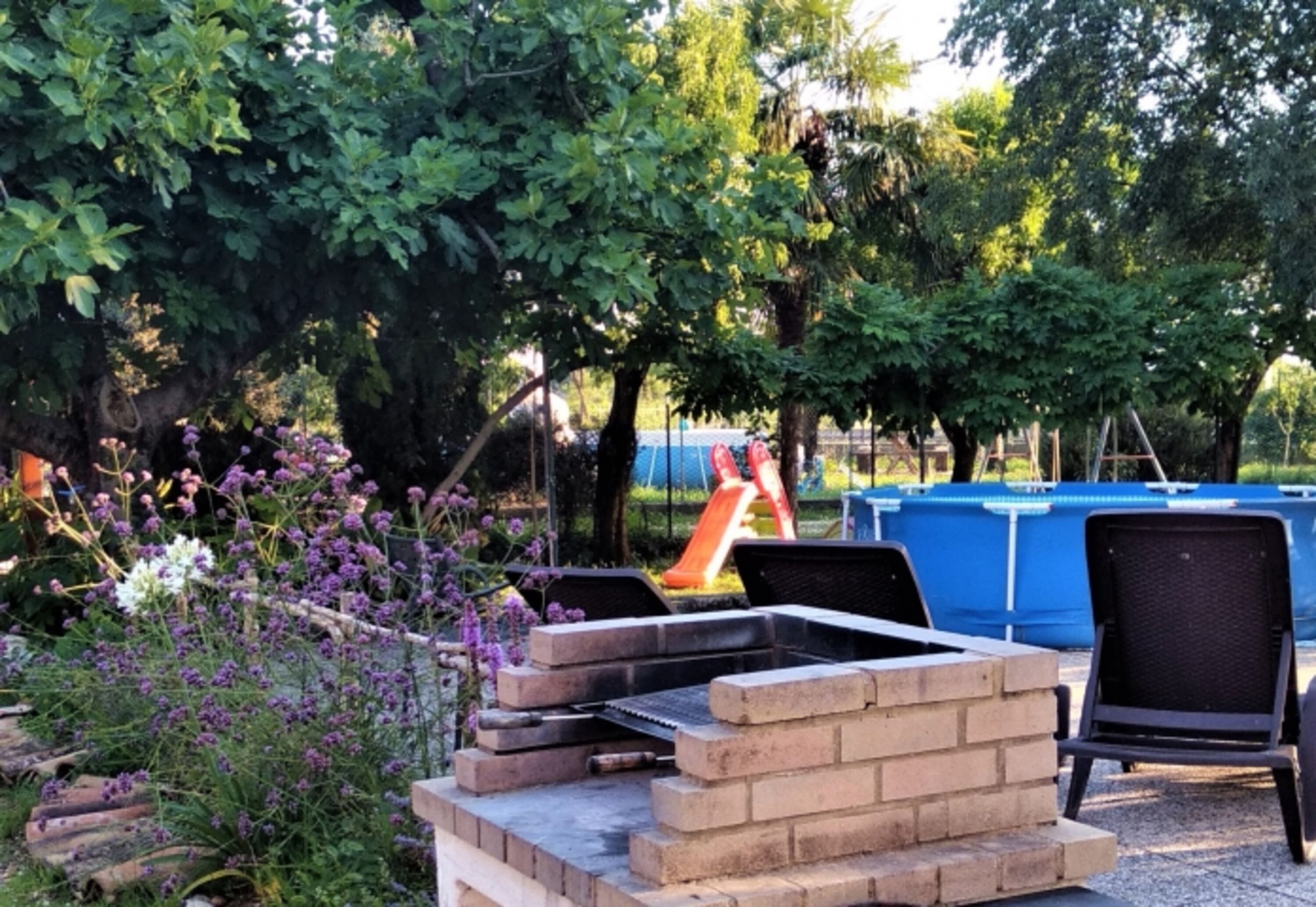 Kleine pool und Barbecue