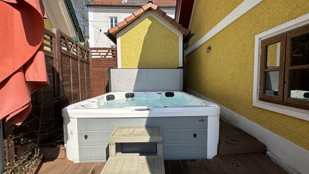 Beheizter Außen Whirlpool mit Seeblick. 