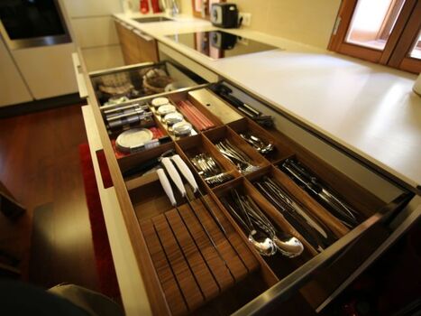 Komplett ausgestattete Küche. 