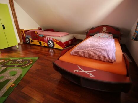 Schlafzimmer 2: Kinderzimmer mit Themenbetten Autobett und Piratenbett im 1. Stock.