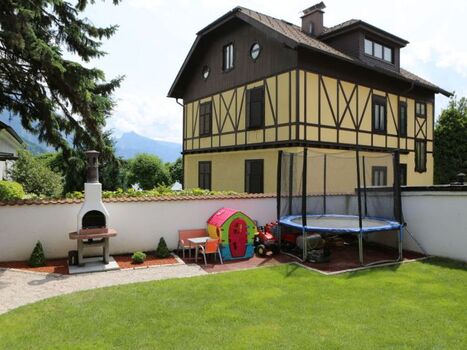 Garten mit Griller, Kinderspielsachen, Trampolin. 