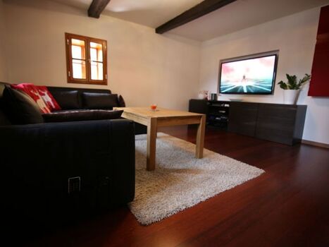 Wohnzimmer mit 55 Zoll Flat TV.