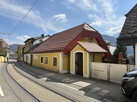 Außenansicht von Kapelle (dahinter Whirlpool) und dem stabilen Zaun!