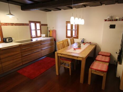 Essplatz für 6 Personen mit stabilem Holztisch.