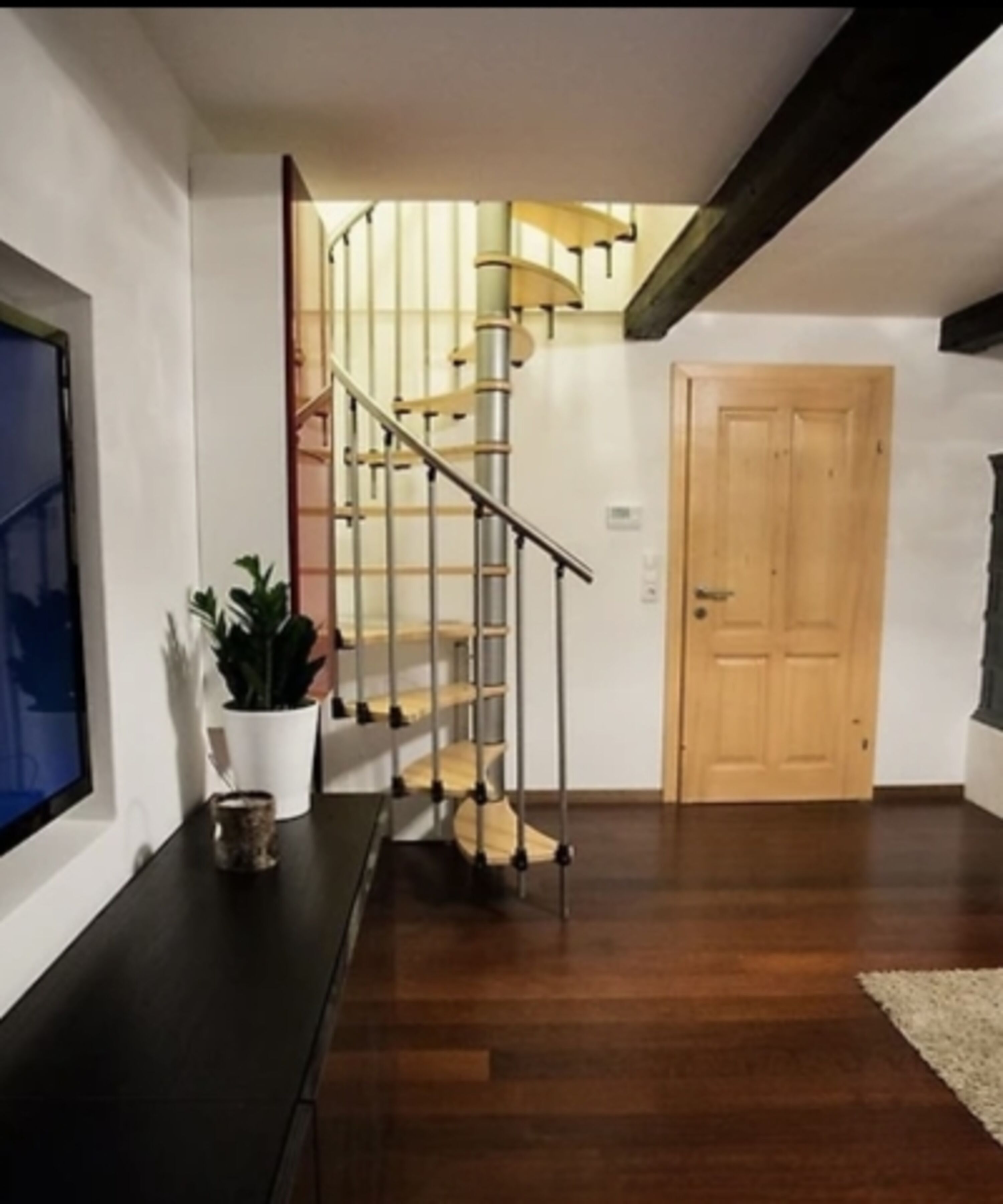 Wohnzimmer mit Wendeltreppe in den 1. Stock. 