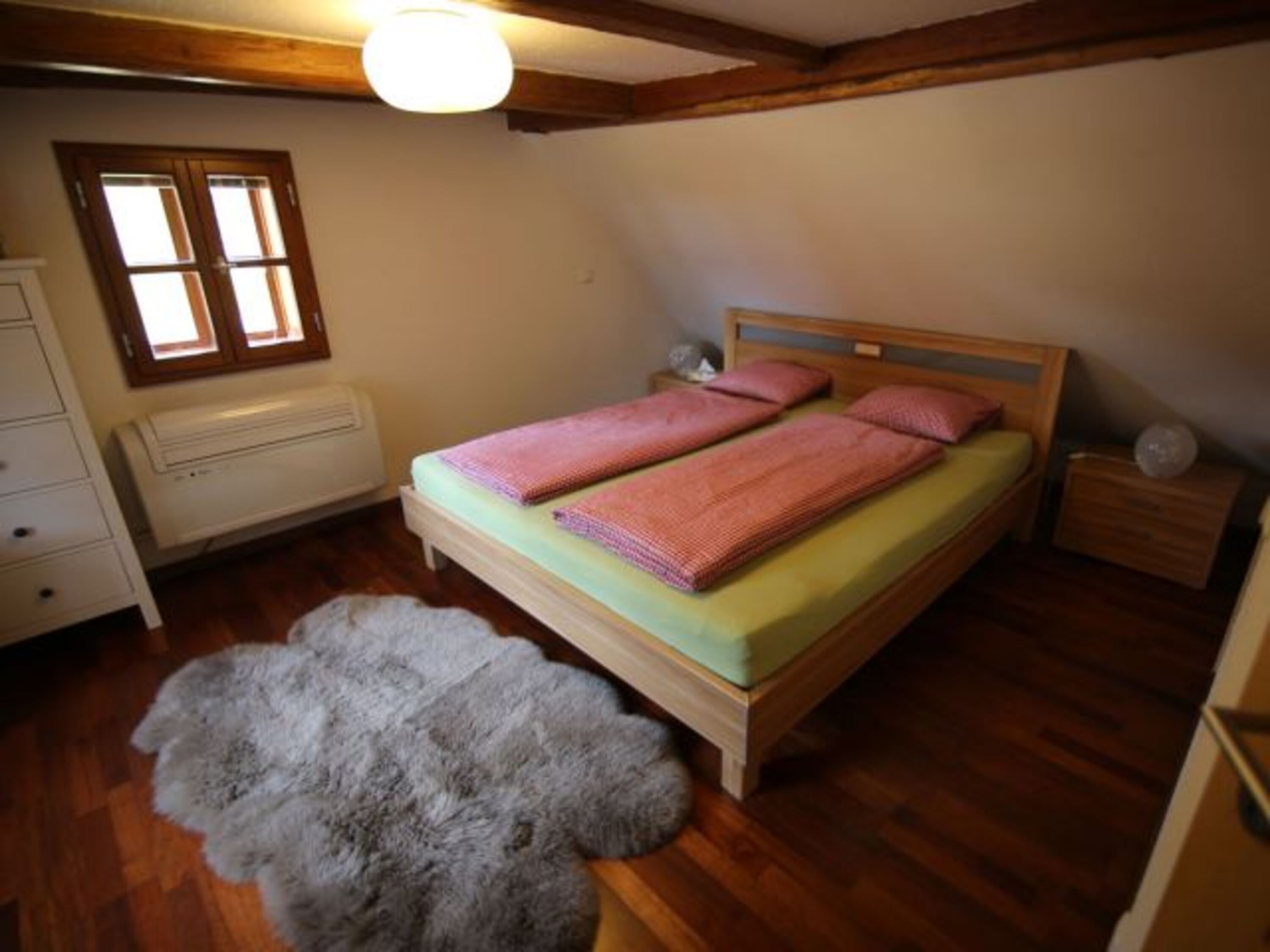 Schlafzimmer 1. Stock mit Klimaanlage und uriger Ausstattung.