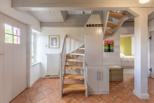 Reethus Koldenbüttel - Garderobe und Flur mit Treppenaufgang zum Obergeschoss 