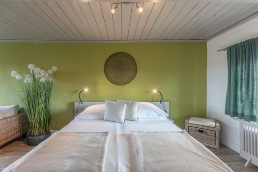 Reethus Koldenbüttel - Schlafzimmer mit großem Doppelbett