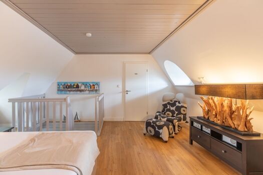 Reethus Koldenbüttel -Schlafzimmer mit großem Doppelbett  im Obergeschoss 