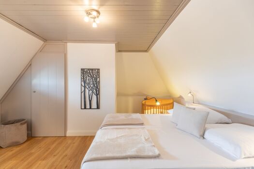 Reethus Koldenbüttel -Schlafzimmer mit großem Doppelbett  im Obergeschoss 