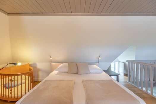 Reethus Koldenbüttel - Schlafzimmer mit großem Doppelbett  im Obergeschoss 