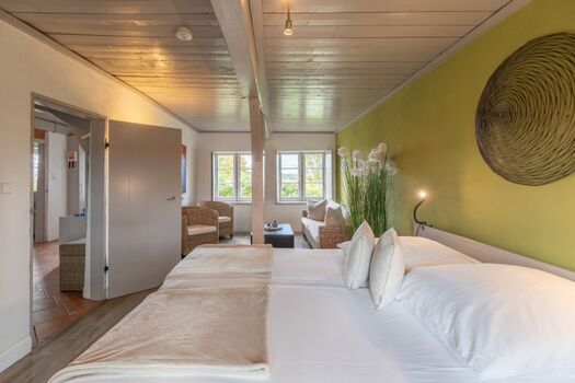 Reethus Koldenbüttel - Großes Schlafzimmer mit Doppelbett und Sitzecke 