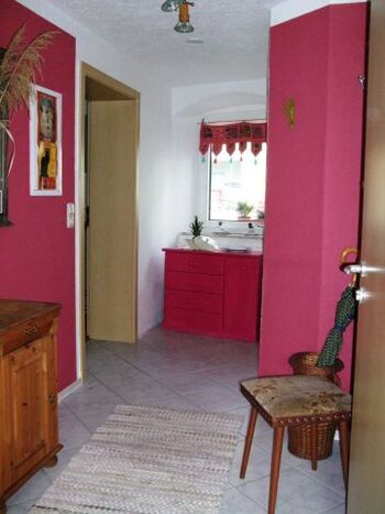 Eingangsbereich mit Garderobe, Regenschirm, Hausschuhen