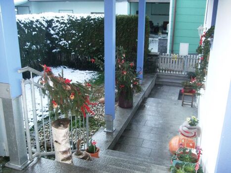Garten und Eingangsbereich im Winter