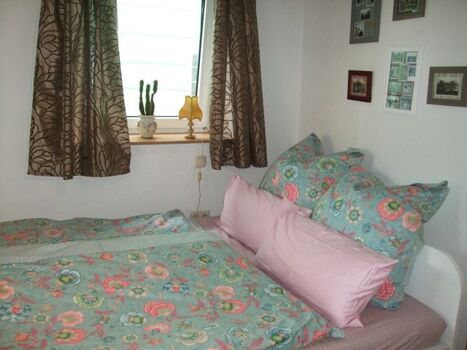 Schlafzimmer mit Doppelbett 1,60 x 2 m