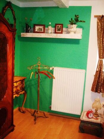 Schlafzimmer mit Kleiderschrank, Spiegelkommode, Herrendiener, Nachtkästchen, Wecker, Leselampe