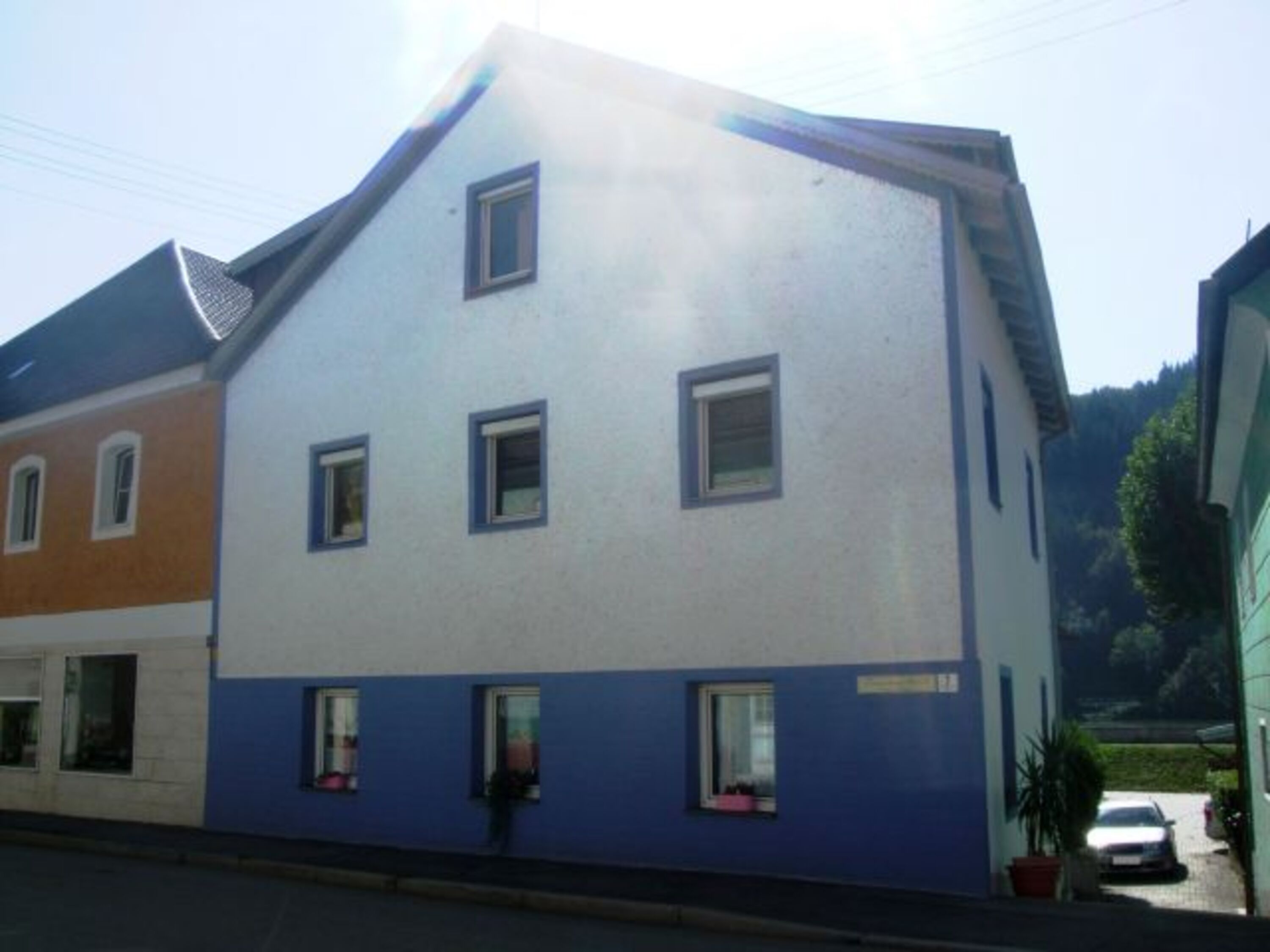 Unser Haus von der Straßenseite aus, Blick zur Donau und Parkplatz im Innenhof