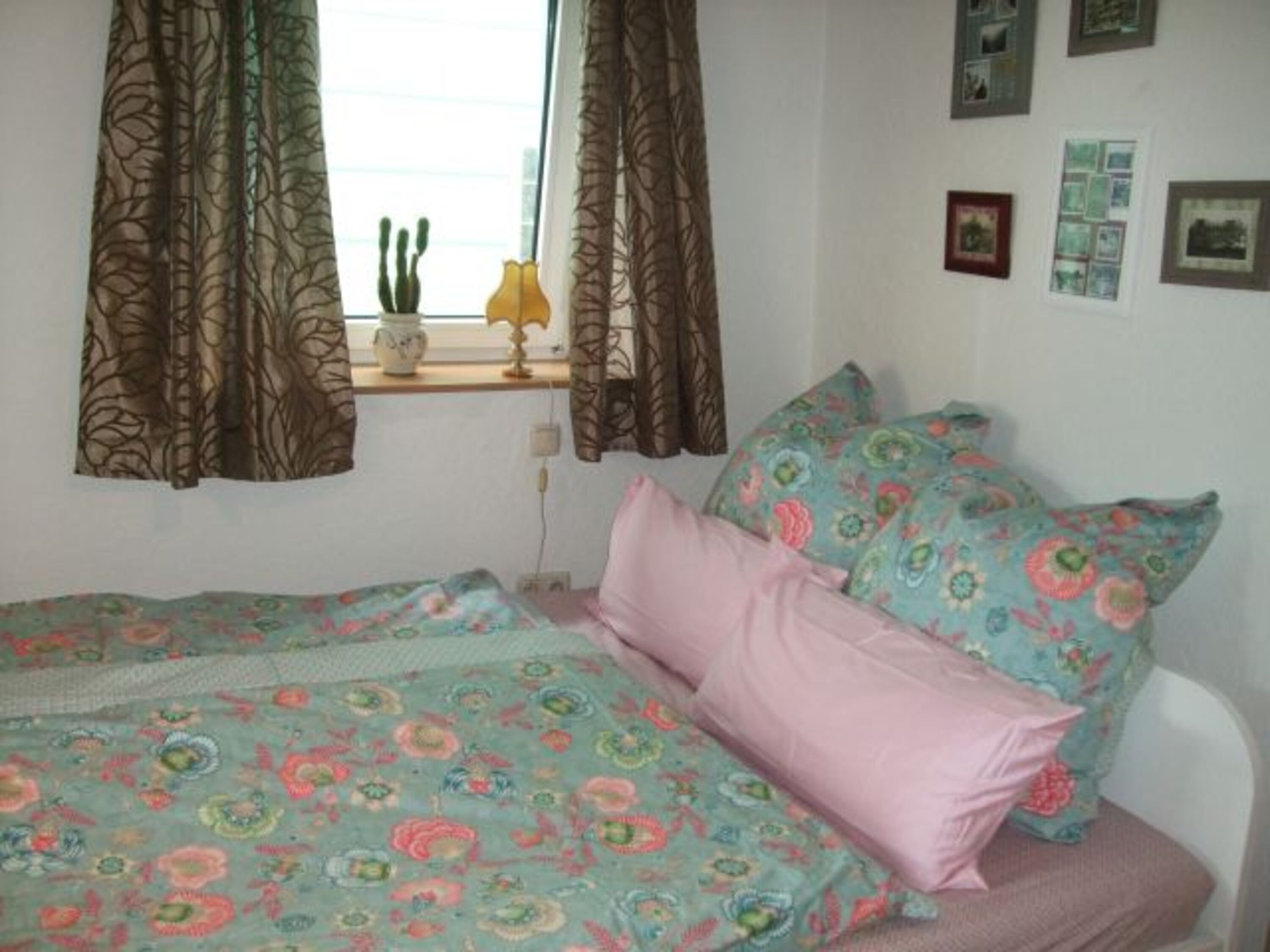 Schlafzimmer mit Doppelbett 1,60 x 2 m