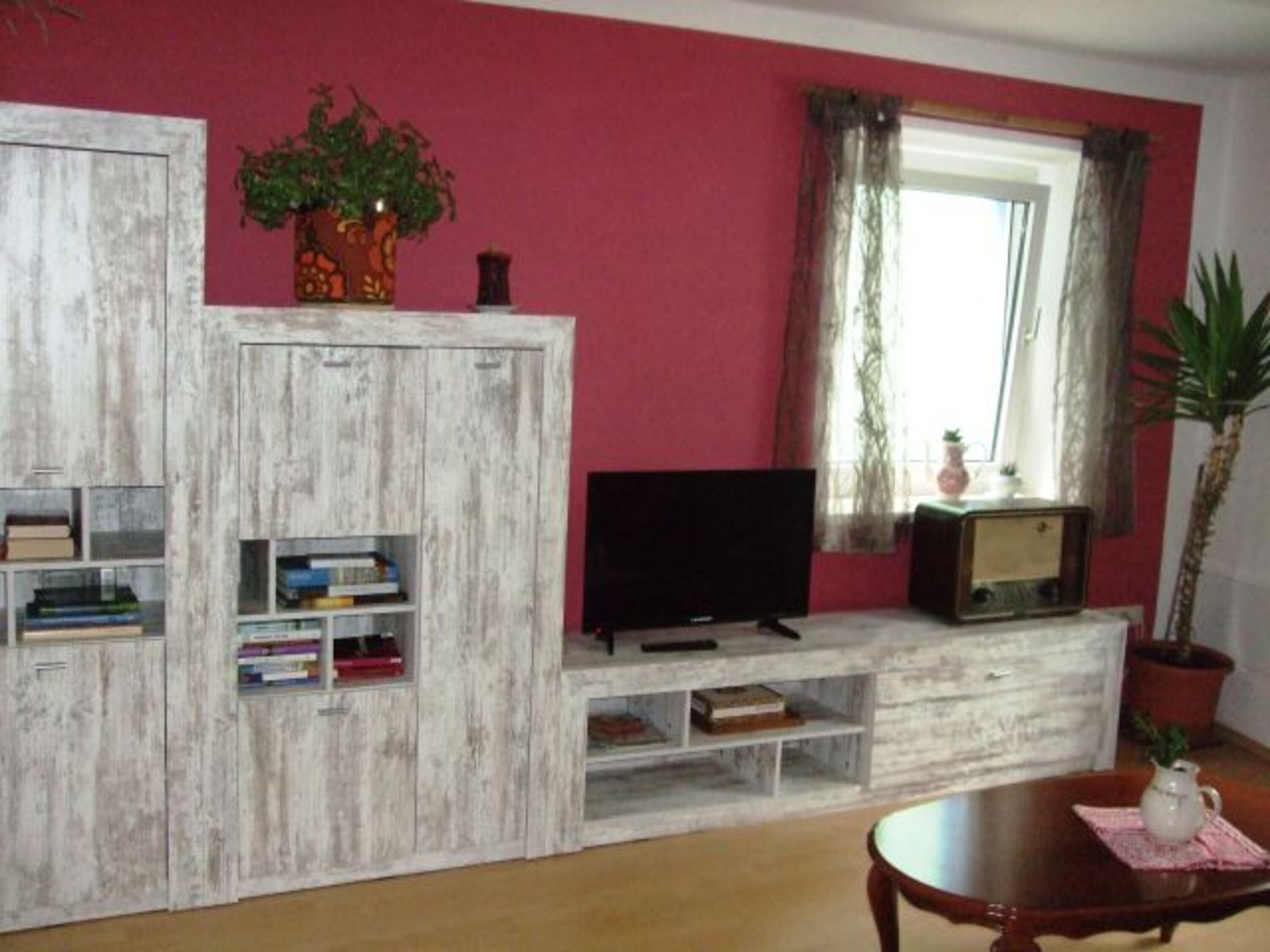 Wohnzimmer mit Büchern, Spielen, TV