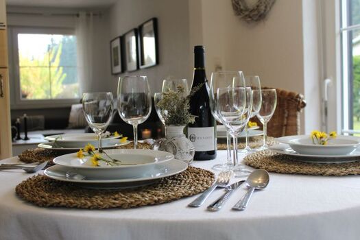 Esstisch mit Blick zum Wald