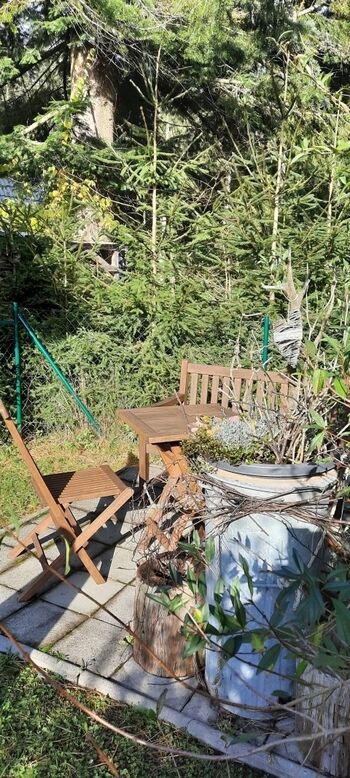 sonnige Ecke im Garten am Abend