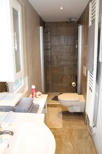 Bad mit ebenerdiger Dusche