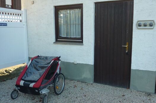 Fahrradgarage, Übrigens, Fahrradanhänger für Hunde hätten wir.